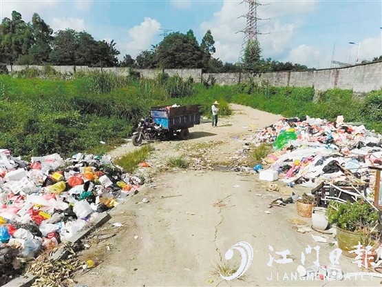 小区垃圾收集点前的道路也堆满了垃圾。