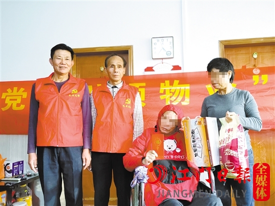 广东永泓物业公司党支部慰问公司老员工。