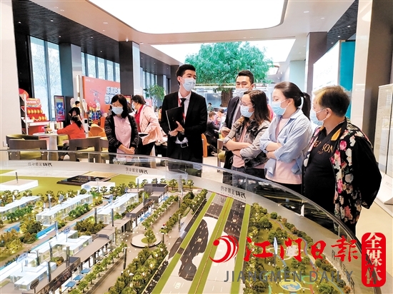 “五一”假期期间，不少市民去看房。