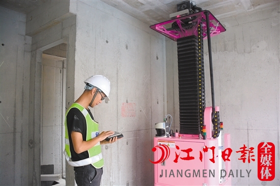 智能建造产业技师正在操作混凝土天花打磨机器人。