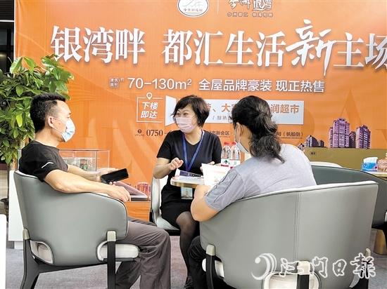 忙碌的楼盘销售人员，脸上荡漾着笑容。