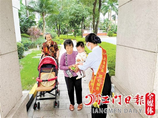 在碧桂园小区经常可见物业工作人员的暖心服务。