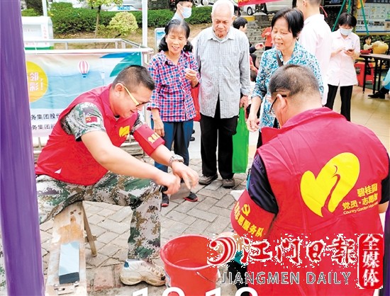 碧桂园物业工作人员提供暖心服务，提升业主的满意度和幸福感。