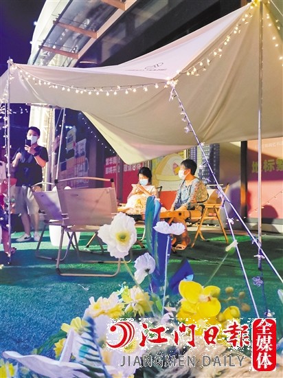市民和家人一起享受夜晚休闲好时光。