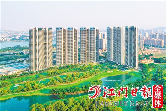 蒲葵之梦·天心被绿茵环绕，与高尔夫球场无距接壤。