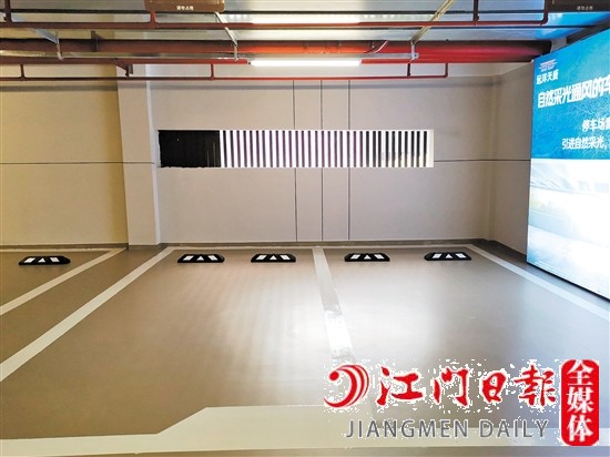 远洋天成阳光车库设置窗户，引自然光进入车库。