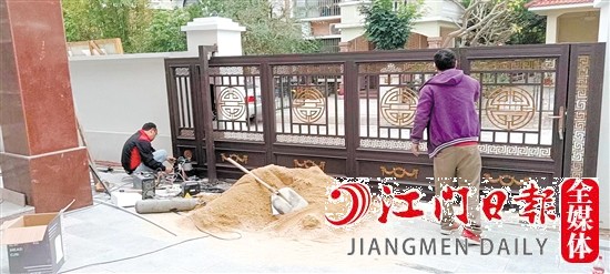 创永佳工作人员在安装别墅门。