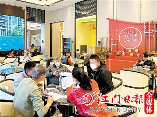 春节期间，不少市民到楼盘看房。