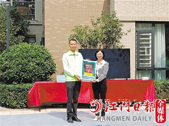 泰安地产代表将AED设备交接给万科物业。