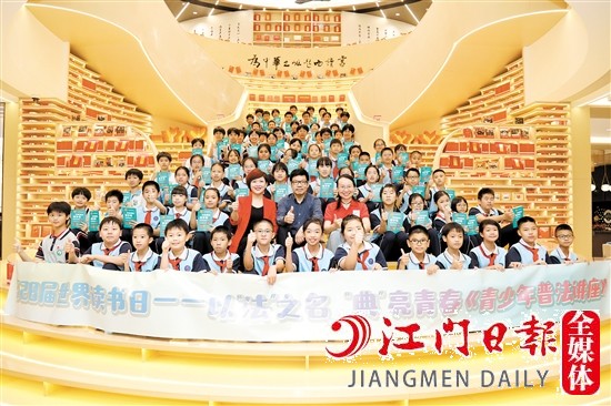 参会人员及学生代表合影留念。