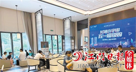 “五一”假期，不少市民选择去看房。