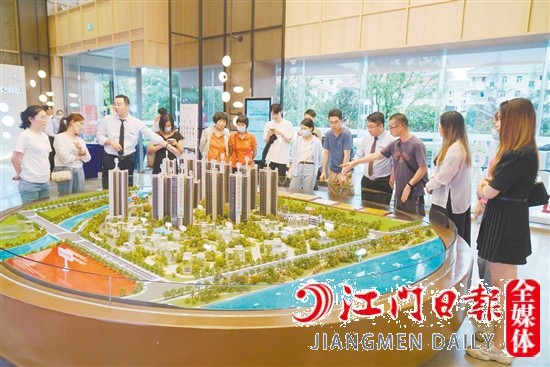 看房团在保利大都汇了解楼盘详情。