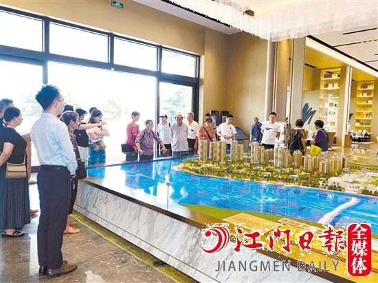 高质量供需对接活动把市民“请进来”，组织了看房团走进楼盘。