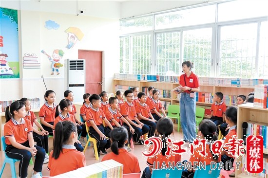 龙榜小学学生在博富公益“悦读馆”龙榜小学馆里听老师讲故事。