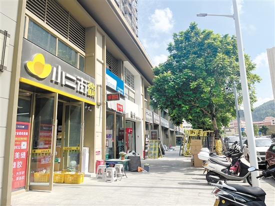 小区外面商铺大多是一些小型便利店和快餐店，可以选择的不多。