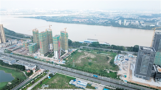 沿江开发成市场热点。