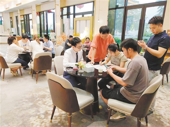 新政出台吸引更多消费者看房。