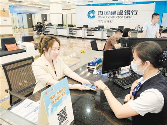 市民在咨询公积金提取情况。