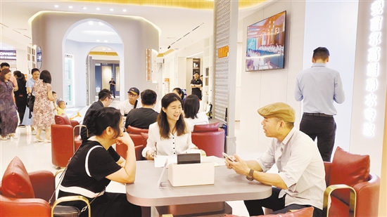 开业当天，不少市民在现场咨询。