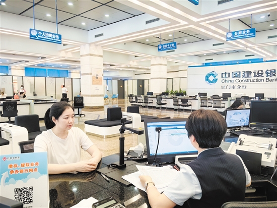 市民在咨询单位补缴公积金事宜。