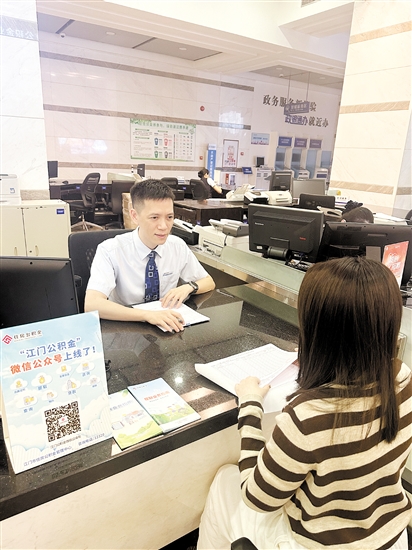 办理公积金个人账户信息变更，需要准备身份证件等相关材料。