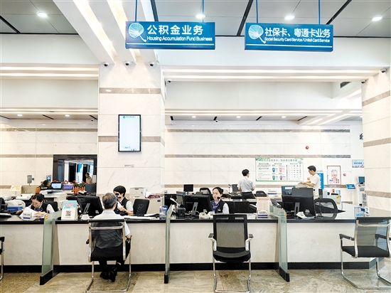 与单位终止劳动关系提取住房公积金可现场办理。