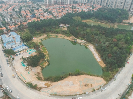 此次出让地块位于蓬江区灏昌园小区东侧、翡翠观澜小区西北侧。