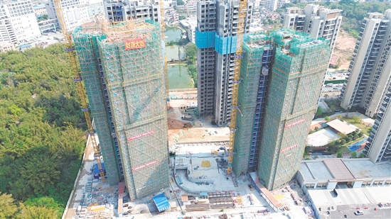 江发中交·悦山湖B8号楼顺利完成主体结构封顶。