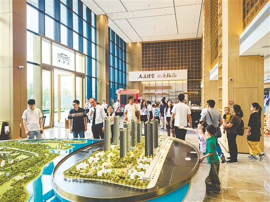 “五一”假期，不少消费者看房、买房。