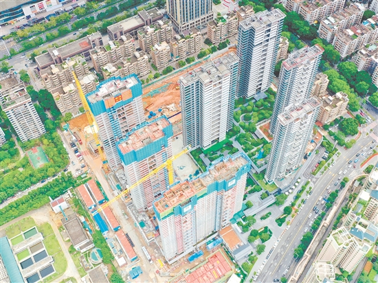 江门保利琅悦项目二标段共4栋高层住宅主体结构封顶。