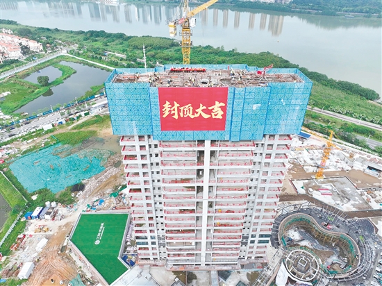 江发·天御湾6号楼顺利封顶。