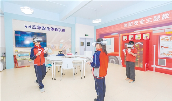 场馆创新打造消防教育空间,配备VR应急安全体验系统与超200册消防专题书籍。 场馆创新打造消防教育空间,配备VR应急安全体验系统与超200册消防专题书籍。