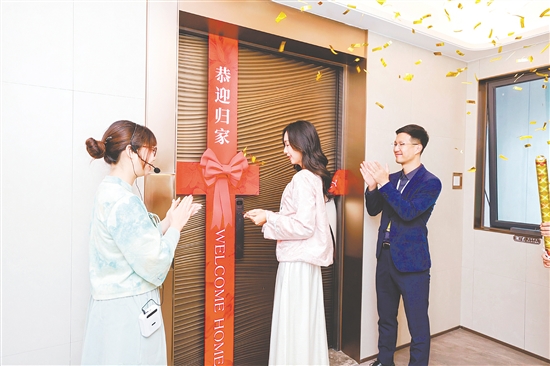 江门保利琅悦迎来交付,钥匙交到业主手中。 江门保利琅悦迎来交付,钥匙交到业主手中。