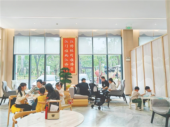 如今,不少购房者首先考虑的是楼盘品质、环境以及得房率。 如今,不少购房者首先考虑的是楼盘品质、环境以及得房率。