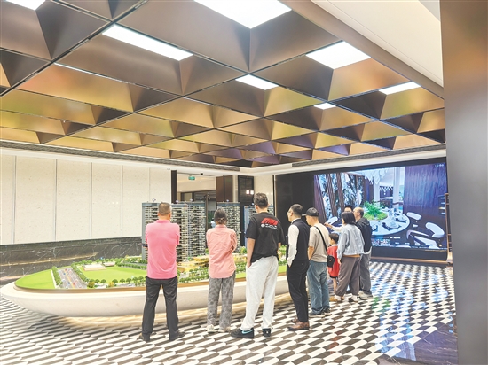 市区楼盘吸引购房者前来看房。