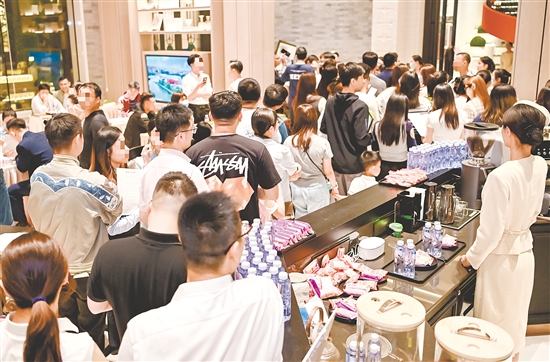 升筹当晚人头攒动。
