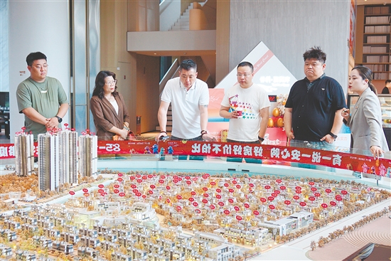 哈尔滨市房地产经纪行业协会考察团走访江门房地产项目。