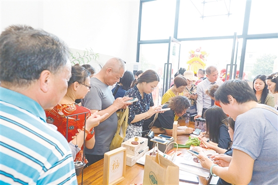 本土房企博富控股率先“以旧换新”。
