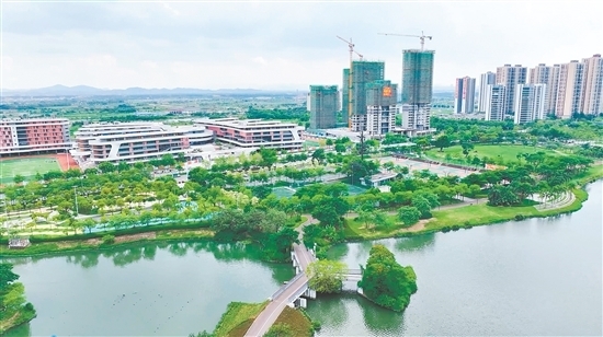 观江海·龙溪书院邻近龙溪湖，推窗即可欣赏湖景。