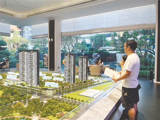 以景观房为卖点的楼盘吸引了不少市民前来看房。