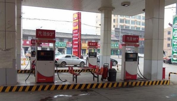 中国最新油价：92号突然“很良心”车主们：再也不骂中石化了