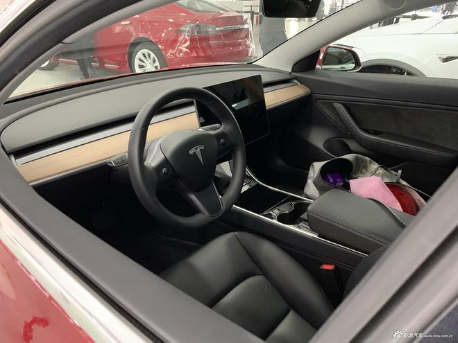 特斯拉Model 3长续航后驱版接受预定 售价43.3万元起