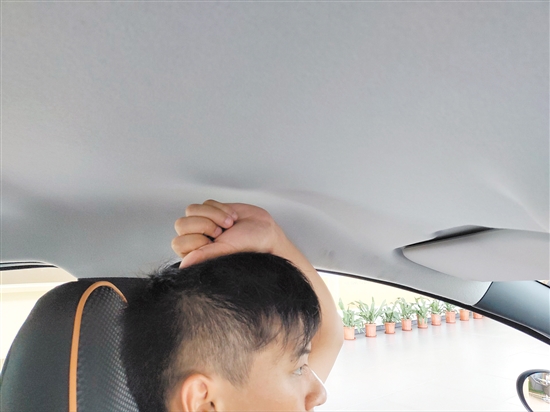 身高178cm的赵先生坐进驾驶位置，头部尚有一拳的空间。