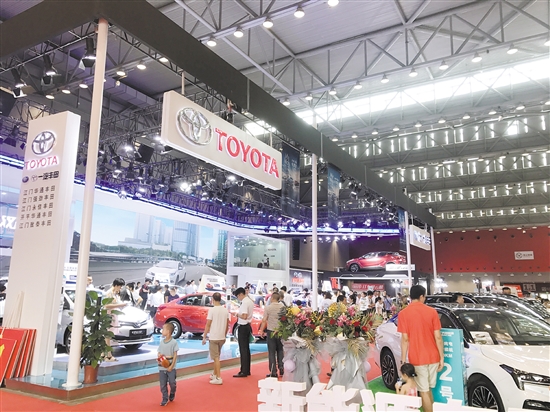 一汽丰田的高端环保展具现场亮相。