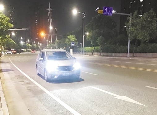 在调查中，记者发现即便照明情况理想，但也有不少车辆一直开着远光灯行驶。