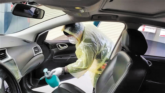 出车前后，出租车司机都会对车辆进行清洁消毒。