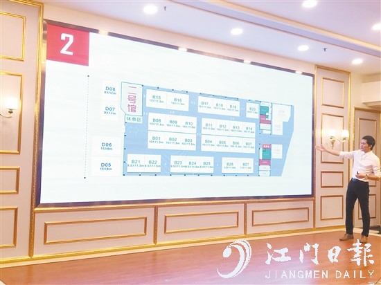 主持人在新闻发布会现场介绍本次汽车特惠节亮点。