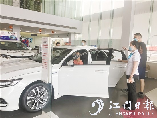 之前举办的江海区惠民购车节吸引许多市民购车。