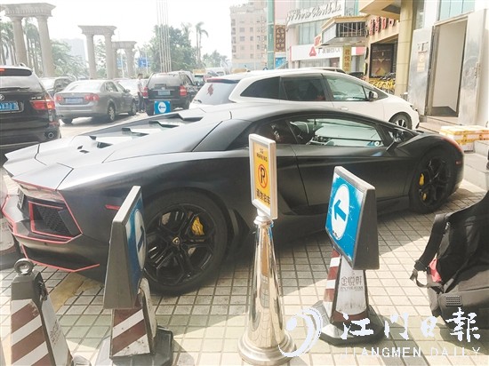 在一些高档酒店或商场，不时会有价值数百万元的豪车出没。
