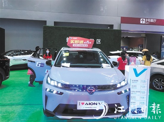 新能源汽车是“金秋购车商城”炙手可热的“商品”之一。 新能源汽车是“金秋购车商城”炙手可热的“商品”之一。